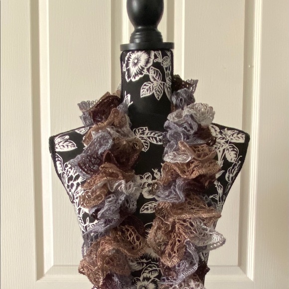 Scarf - Ruffled - Picture 1 of 5